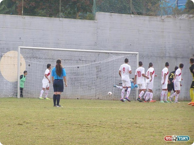 גניש שם את הכדור ברשת (אמיר שיבי)